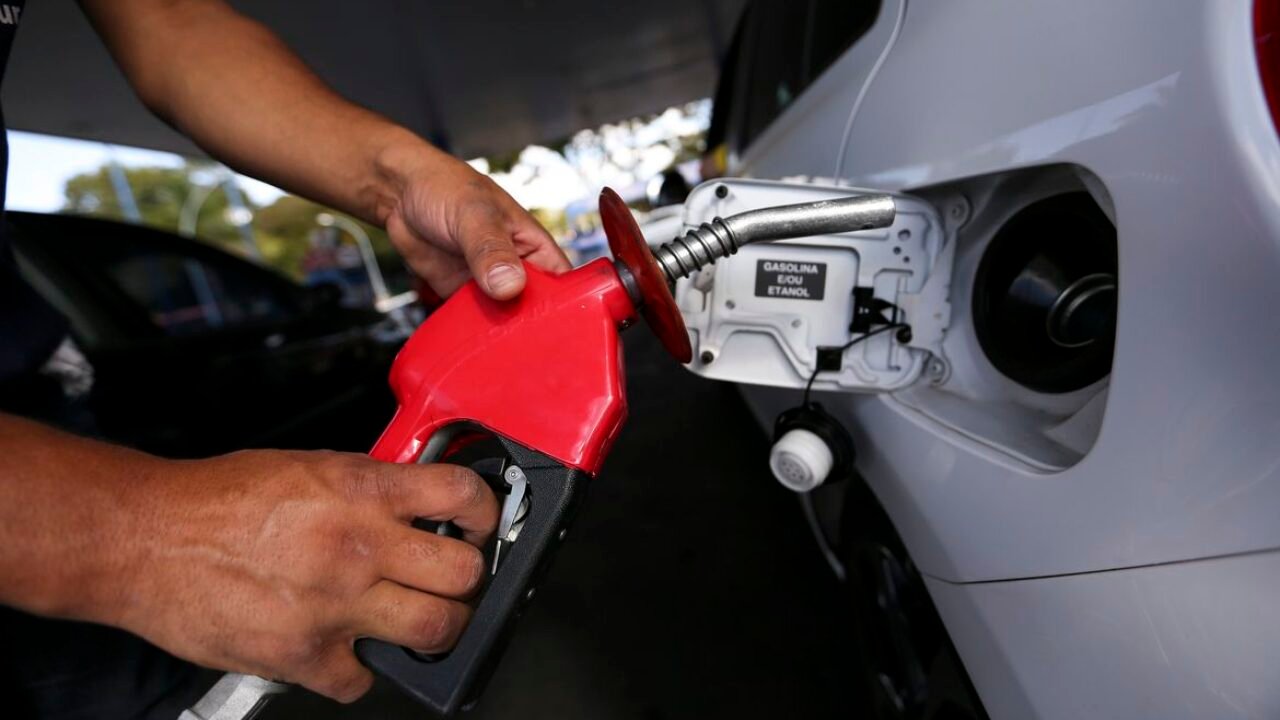 Brasília - Postos de combustíveis ajustam os preços e repassam para o consumidor o aumento da alíquota do PIS e Cofins pelo litro da gasolina(Marcelo Camargo/Agência Brasil)