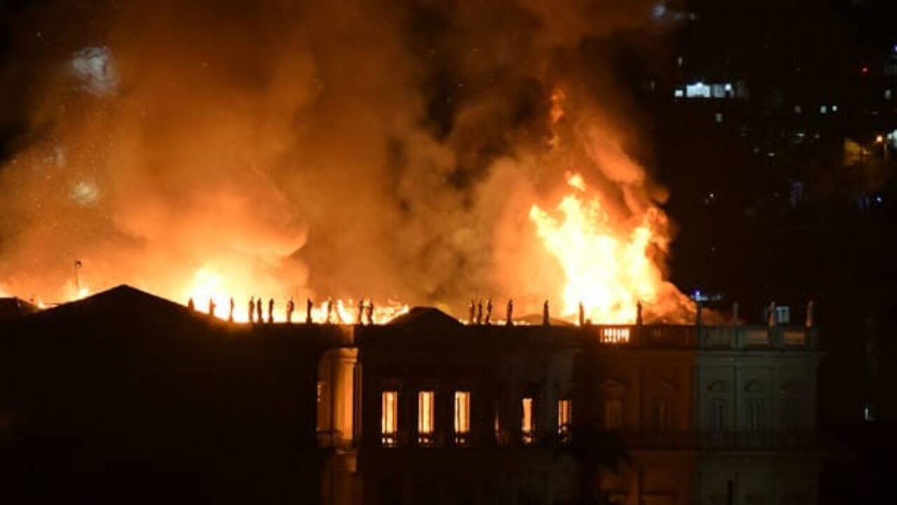 RJ - INCÊNDIO-MUSEU-NACIONAL - GERAL - Incêndio de grandes proporções atinge Museu Nacional, vinculado à Universidade Federal do Rio de Janeiro, na Quinta da Boa Vista, em São Cristóvão, no Rio de Janeiro (RJ), neste domingo (02). 02/09/2018 - Foto: MARCELLO DIAS/FUTURA PRESS/FUTURA PRESS/PAGOS