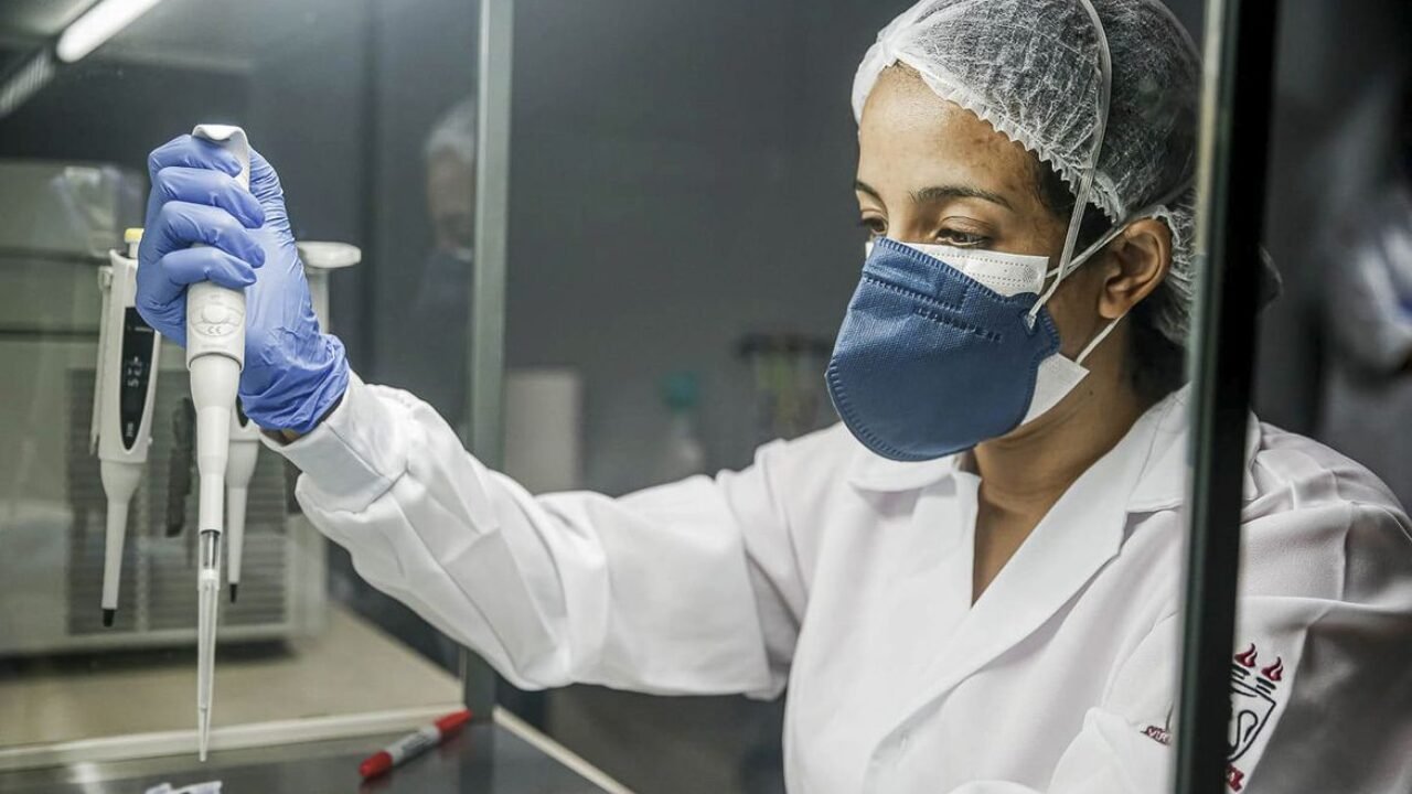 Profissional prepara amostra para realizar exame de covid-19.