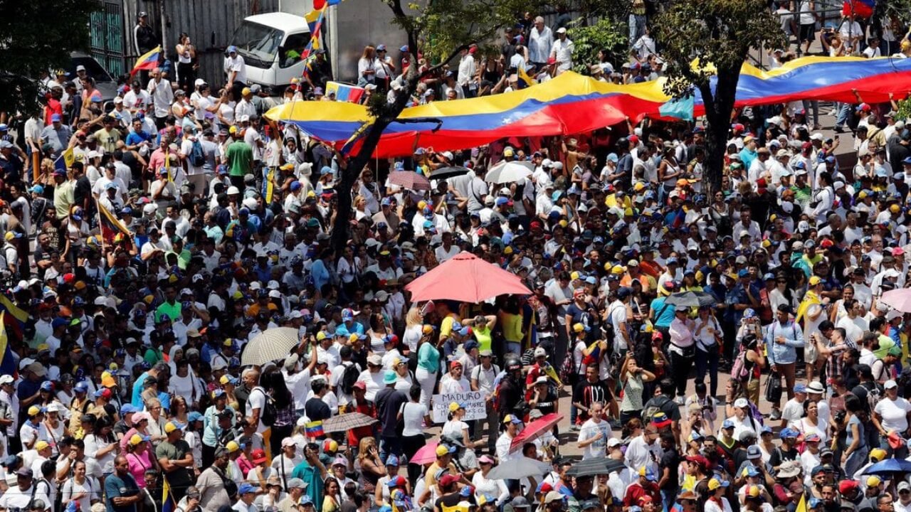 Partidários do autodeclarado presidente interino da Venezuela, Juan Guaidó, participam de uma manifestação contra o governo do presidente venezuelano Nicolás Maduro em Caracas, Venezuela.