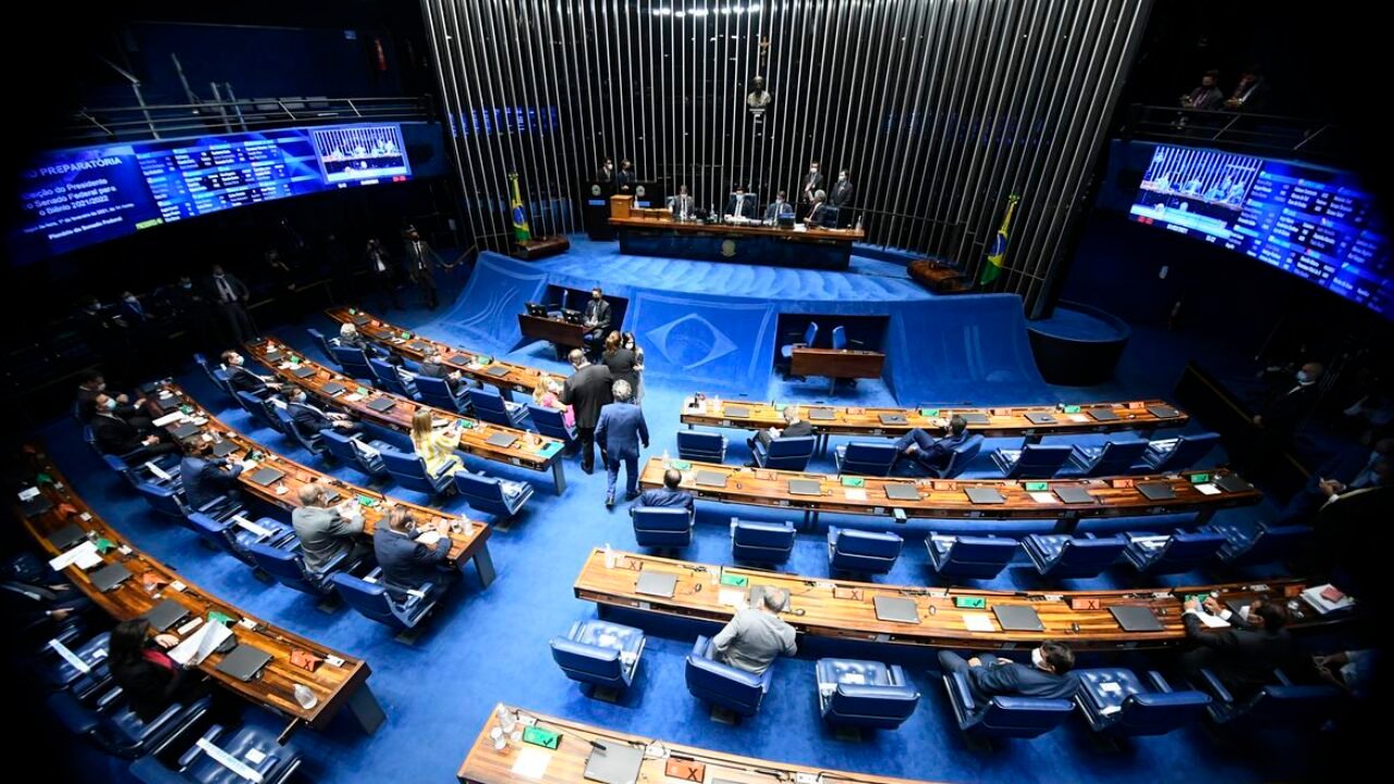 Plenário do Senado durante reunião preparatória destinada à eleição do presidente do Senado Federal para o segundo biênio da 56º Legislatura.

A eleição ocorre de forma presencial, seguindo as medidas de segurança contra a covid-19, e obedecendo o Regimento Interno da Casa, que prevê a votação por meio de cédulas em papel inseridas em envelope. 

Presidente do Senado Federal, senador Davi Alcolumbre (DEM-AP), conduz reunião. 

Foto: Marcos Oliveira/Agência Senado