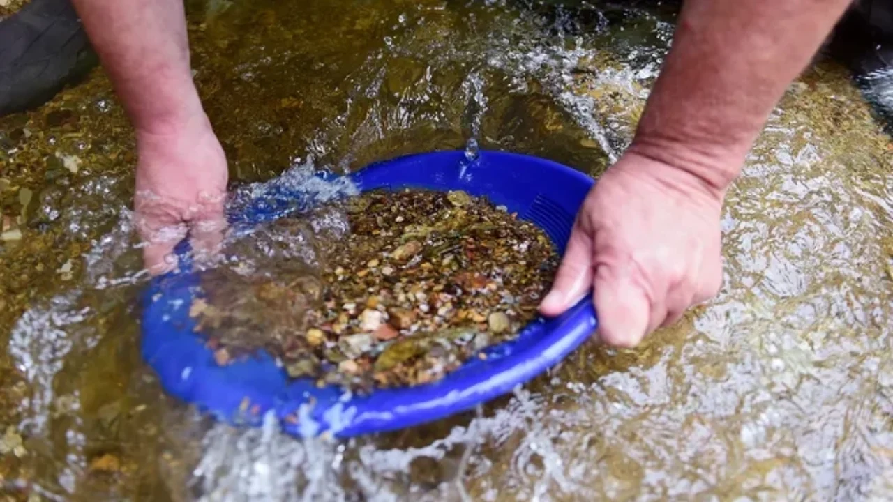 636367702188887240-ydr-mc-072717-goldpanning-06