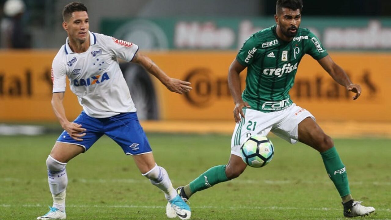 O jogador Thiago Santos, da SE Palmeiras, disputa bola com o jogador Thiago Neves, do Cruzeiro EC, durante partida válida pelas quartas de final (ida), da Copa do Brasil, na Arena Allianz Parque.