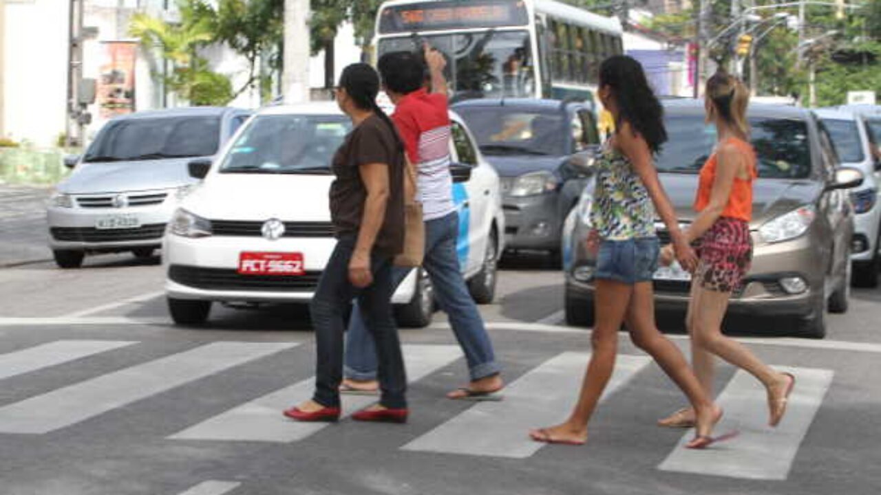 29/12/2015 - Credito: Nando Chiappetta/DP - Curiosamente - A travessia dos pedestres na faixa que nao possui semaforo, mas tem o respeito dos motoristas.Neste local em Casa Forte,a preferencia e do pedestre.Mas ainda falta muita educacao para muitos pedestres e motoristas.na foto - faixa de pedestre em Casa Forte em frente a Shopping e Supermercado