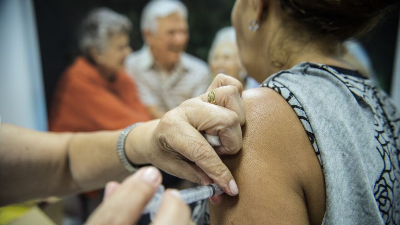 Idosos são vacinados em estação de metrô em Brasília, durante o dia D da Campanha Nacional de Vacinação contra Gripe de 2014 que começou na última terça-feira (22) vai até 9 de maio  (Marcelo Camargo/Agência Brasil)