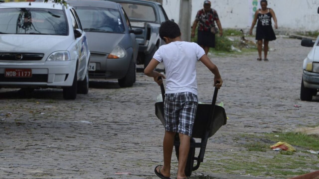 Natal - Aos 12 anos, Natan falta à escola todas as segundas-feiras para trabalhar como carregador em uma feira da cidade (Valter Campanato/Agência Brasil)