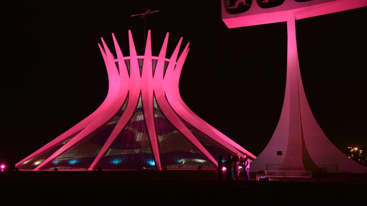 Monumentos de Brasília iluminados de rosa para a campanha Outubro Rosa. Movimento mundial de conscientização sobre a importância da detecção precoce do câncer de mama (Valter Campanato/Agência Brasil)