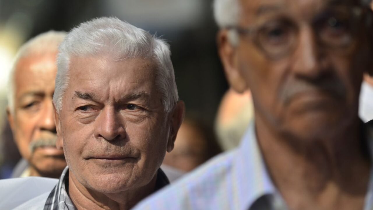 Aeronautas, aeroviários aposentados, e pensionistas do Fundo Aerus, que reúne ex-trabalhadores das extintas Varig e Transbrasil, protestam na Advocacia Geral da União (Fernando Frazão/Agência Brasil)
