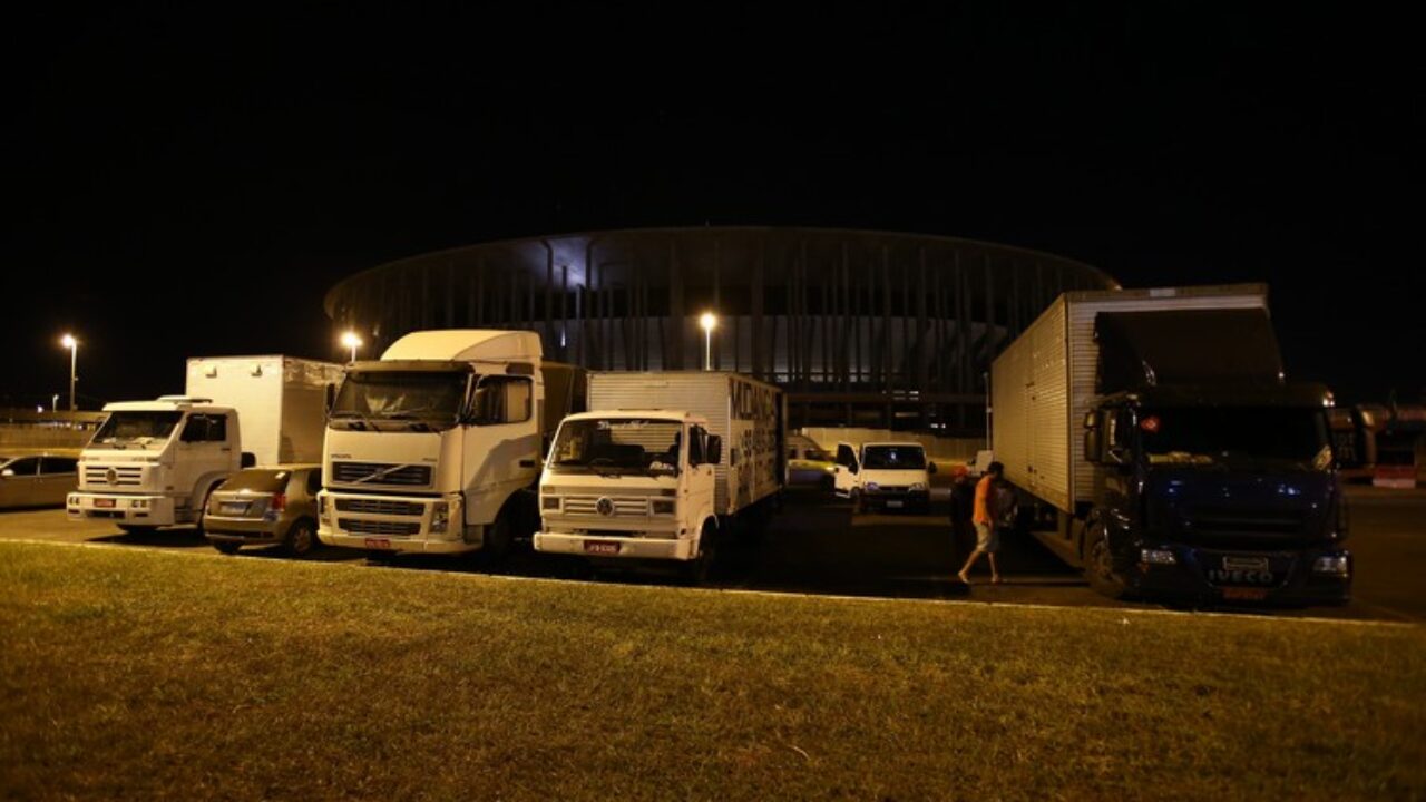 DF - PROTESTO/CAMINHONEIROS/BRASÍLIA - POLÍTICA - Caminhões estacionados próximo ao estádio Mane Garrincha, em Brasília (DF), foram vistos   na noite de ontem (1), que devem participar do protesto marcado para segunda feira, 04 de   junho.    01/06/2018 - Foto: DIDA SAMPAIO/ESTADÃO CONTEÚDO
