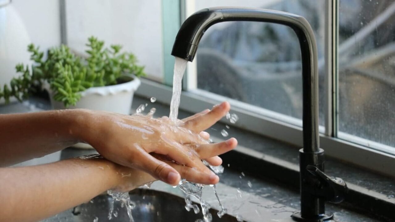 AGUA-TRATADA-SANEAGO-3-A-1215x810