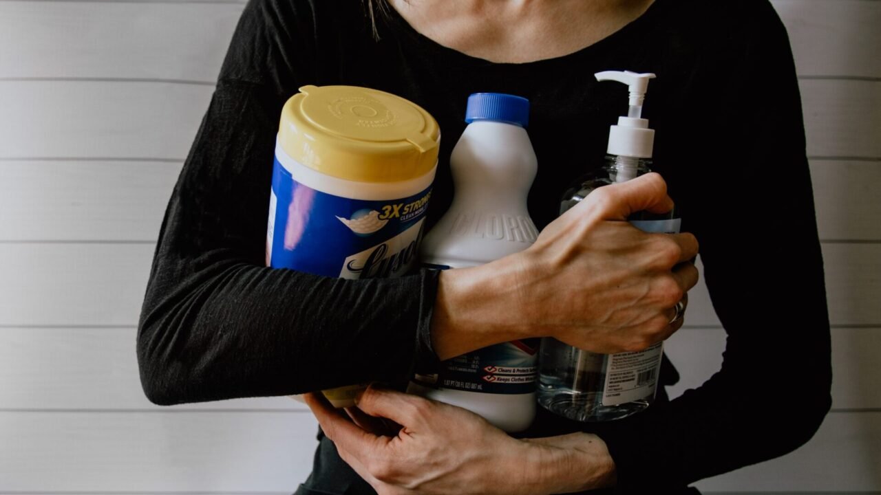 Agua-sanitaria-kelly-sikkema-DJcVOQUZxF0-unsplash-scaled