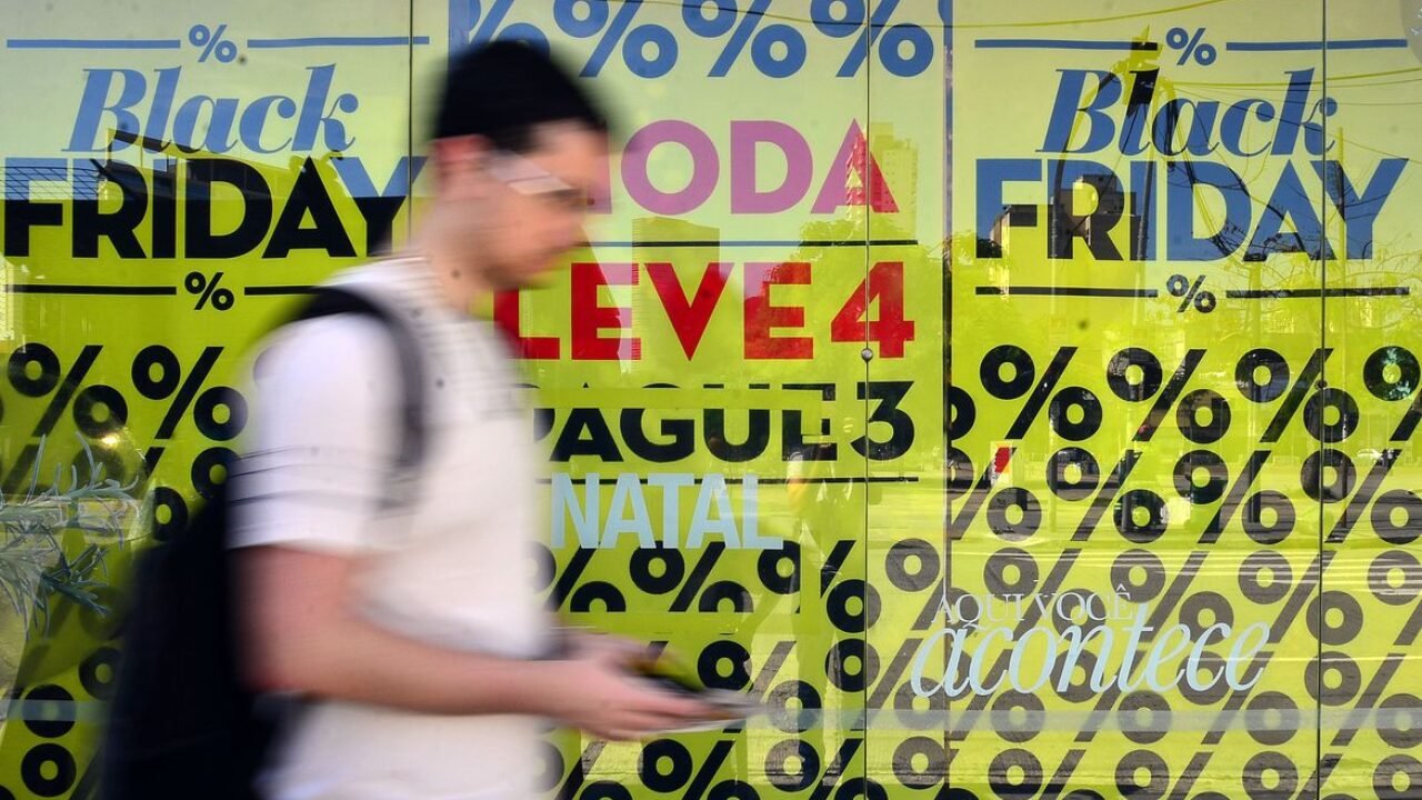 São Paulo - Movimento no comércio da rua Teodoro Sampaio, em Pinheiros, durante o Black Friday (Rovena Rosa/Agência Brasil)