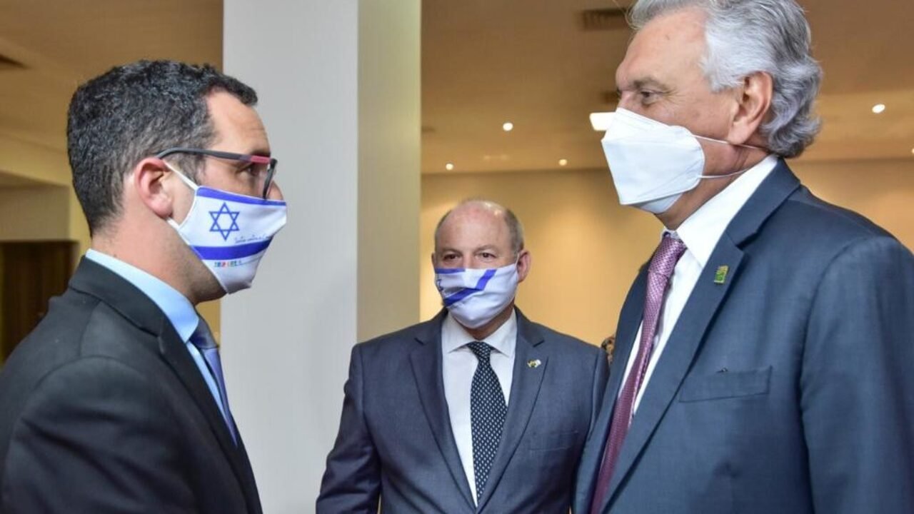 Caiado-com-embaixador-de-Israel-1024x641