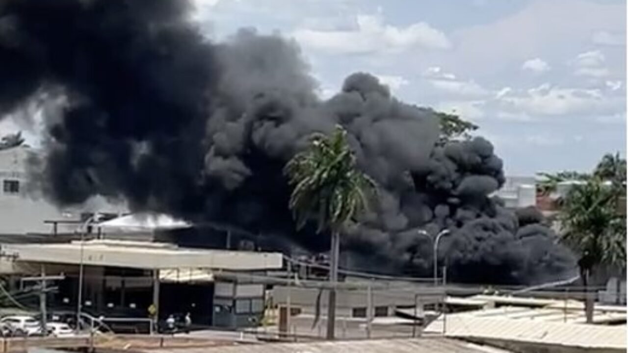 Fumaça preta chamou atenção de moradores da região. (Foto: Captura)