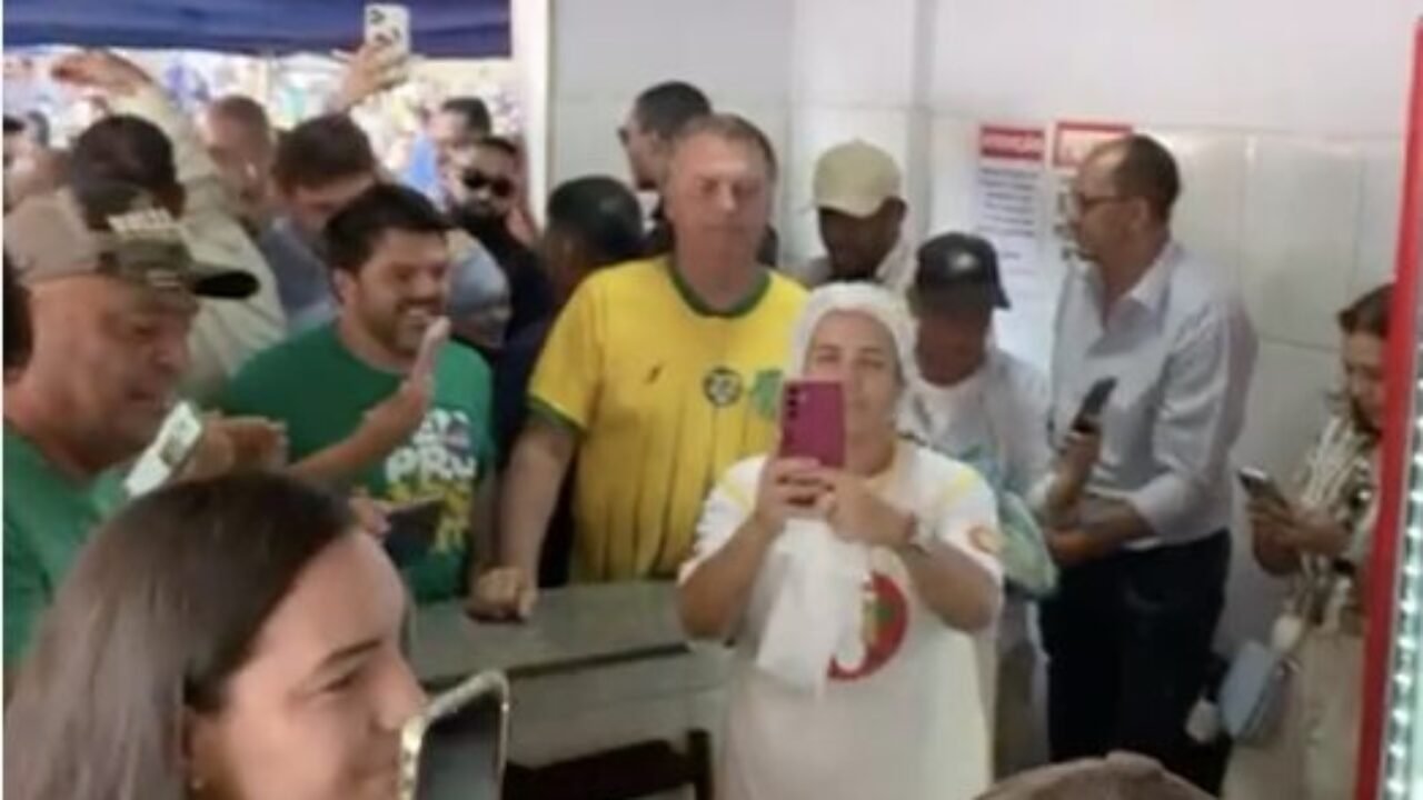 Bolsonaro fez pausa em Anápolis para comer pastel de feira. (Foto: Captura)