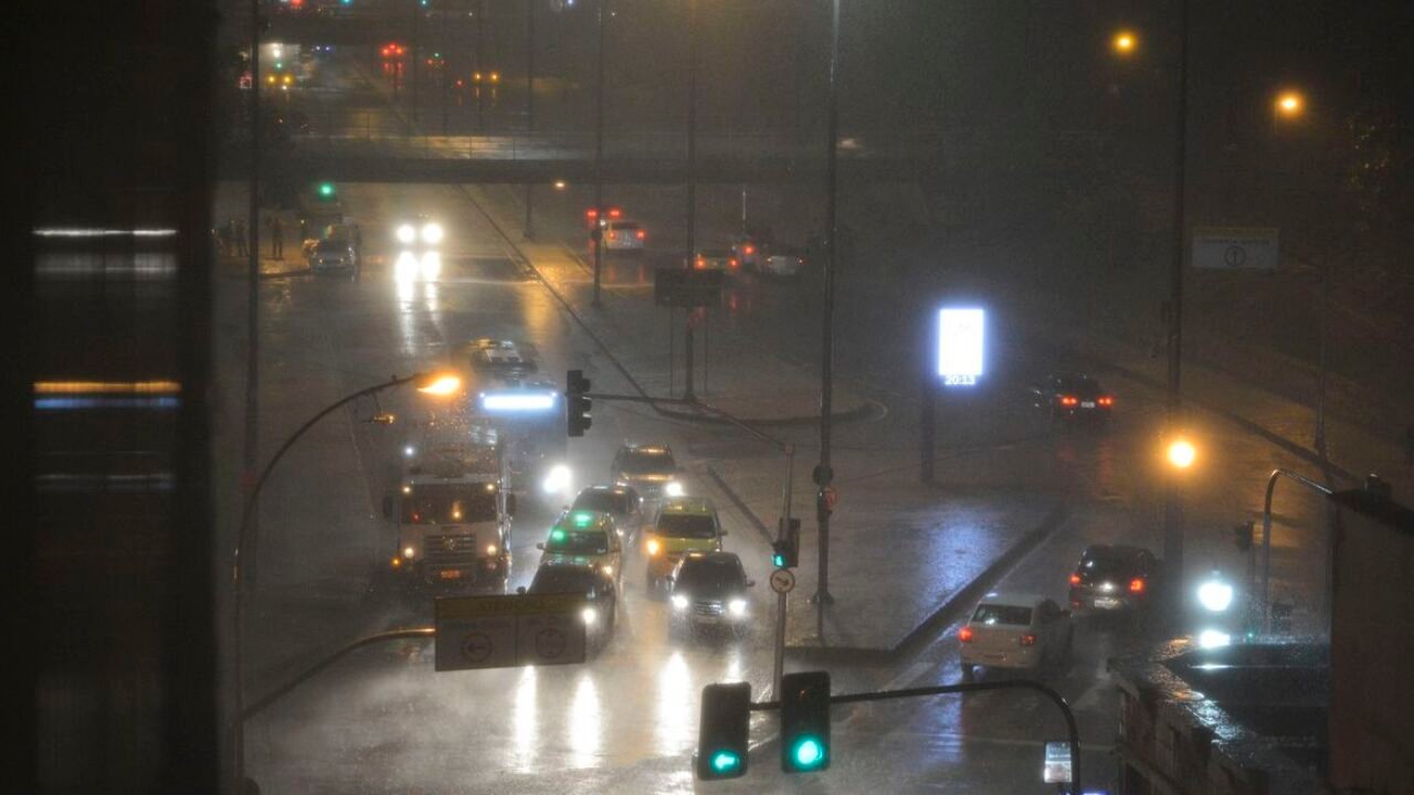 Vista do Centro durante chuva forte que atinge diversos bairros e deixa cidade que estágio de atenção.