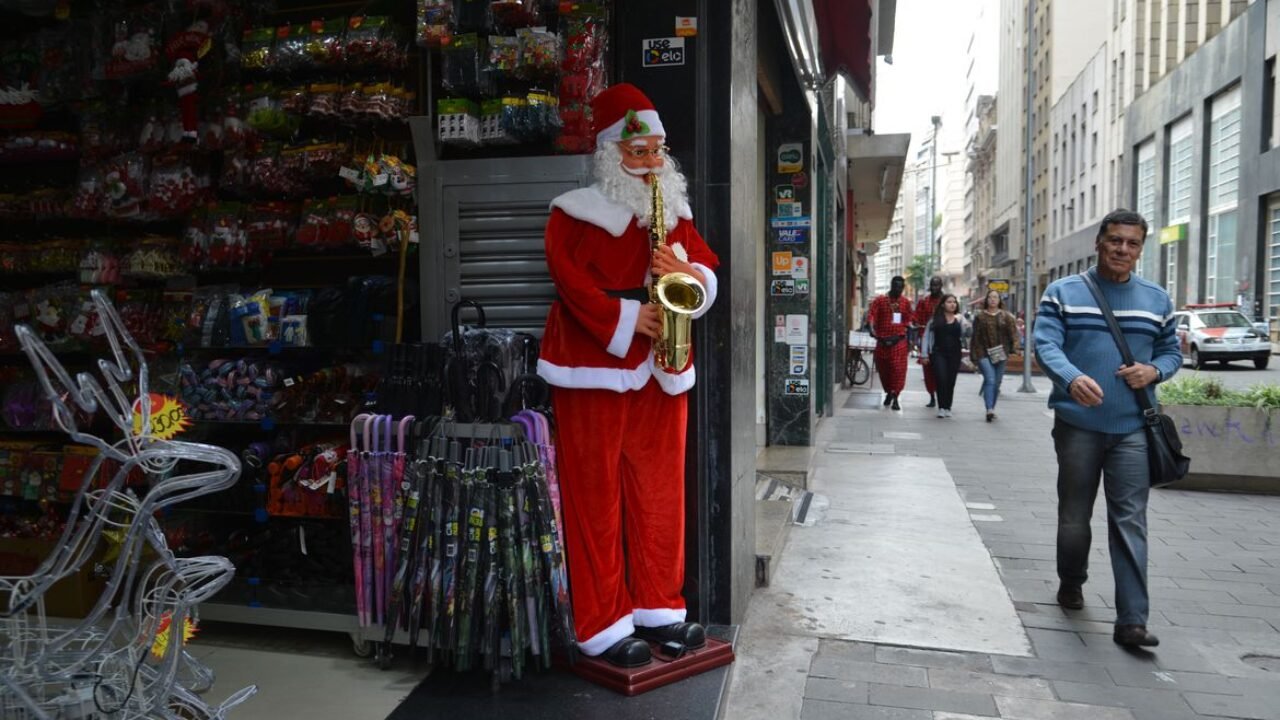 São Paulo - Comércio do centro da capital se prepara para as vendas de Natal (Rovena Rosa/Agência Brasil)