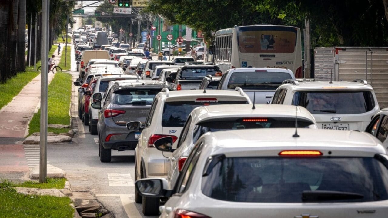 ECONOMIA-DEBITOS-NEGOCIADOS-DE-IPVA-ICMS-E-ITCD-VEICULOS-NAS-RUAS-1215x809