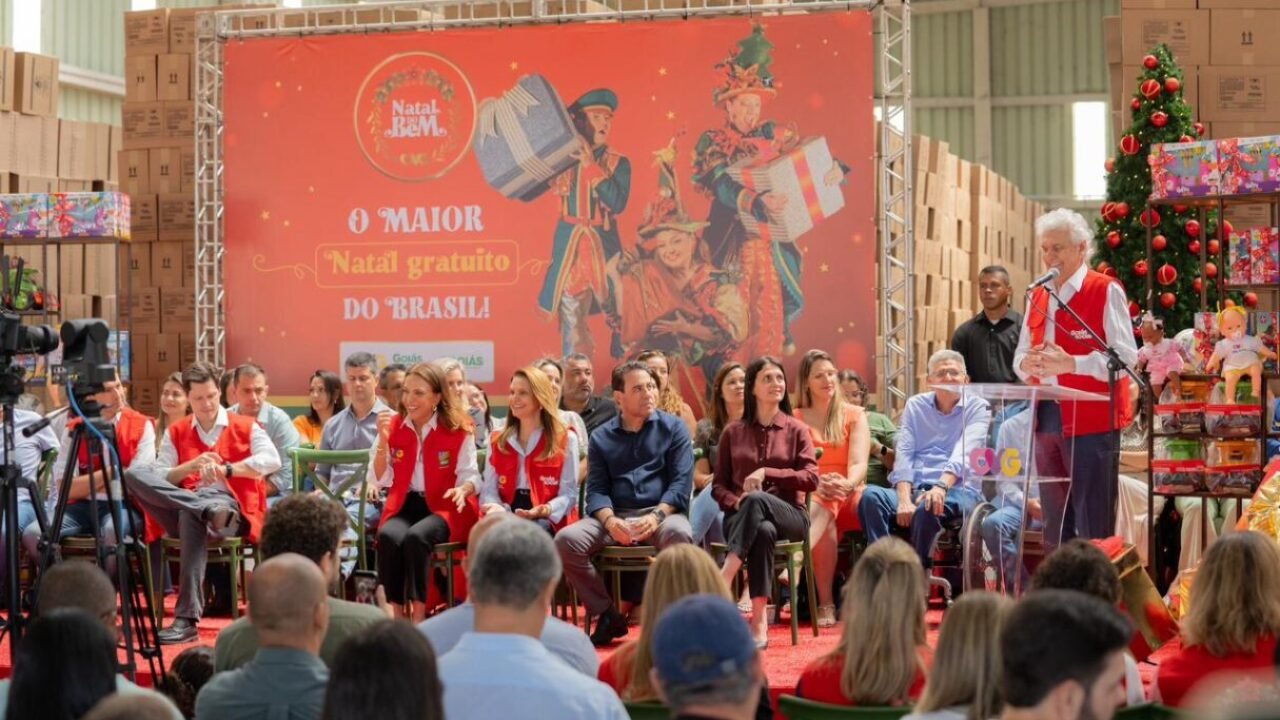 Entrega-presentes-Natal-do-Bem1_Secom-1215x811