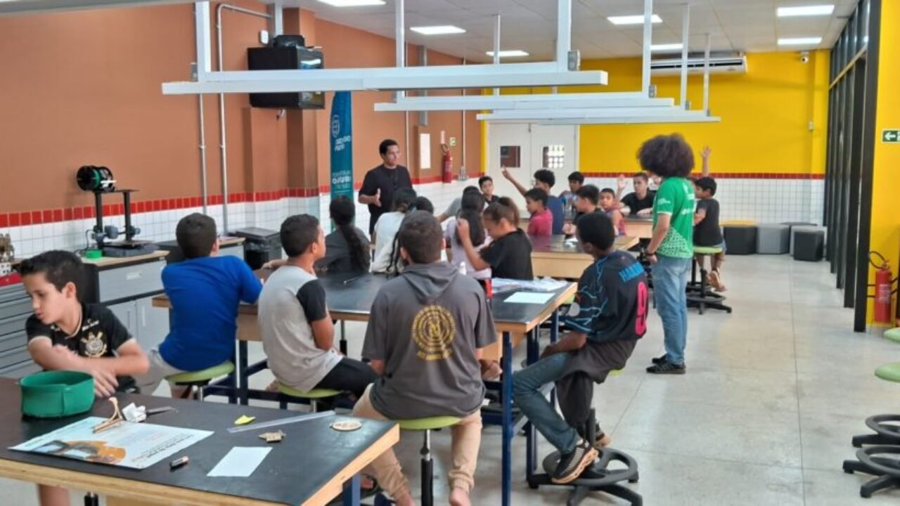 Governo-de-Goias-abre-1.500-vagas-para-cursos-gratuitos-de-robotica-1024x461