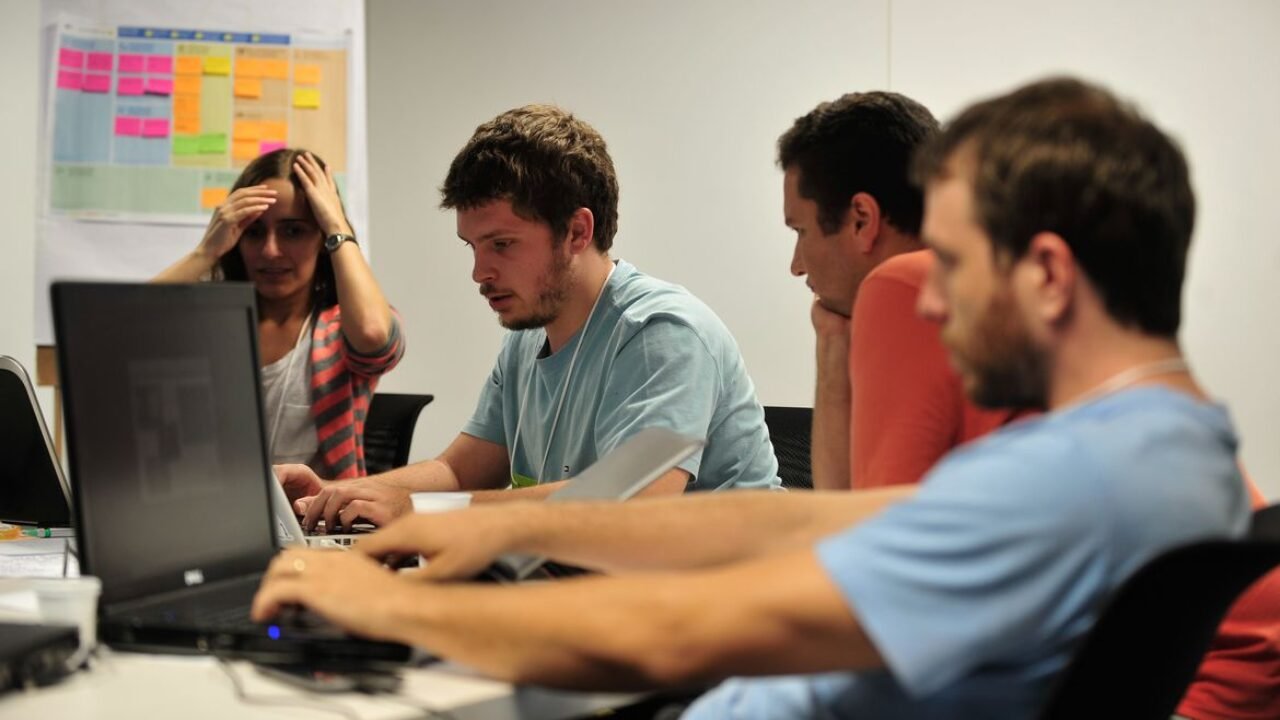 Brasília - Startup Weekend Brasília, evento promovido pelo Sebrae, une empreendedores, desenvolvedores, designers e entusiastas para compartilhar idéias, formar equipes e criar startups (Marcelo Camargo/Agência Brasil)