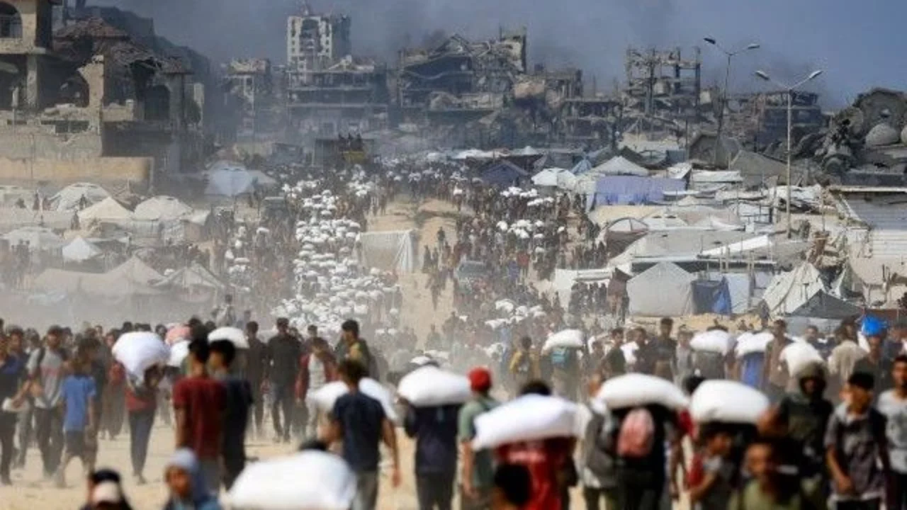 Palestinos_se_reunem_para_receber_suprimentos_em_meio_a_fome_em_Beit_Lahia_norte_da_Faixa_de_Gaza_20072025_REUTERS_Dawoud_Abu_Alkas_8b766d1666