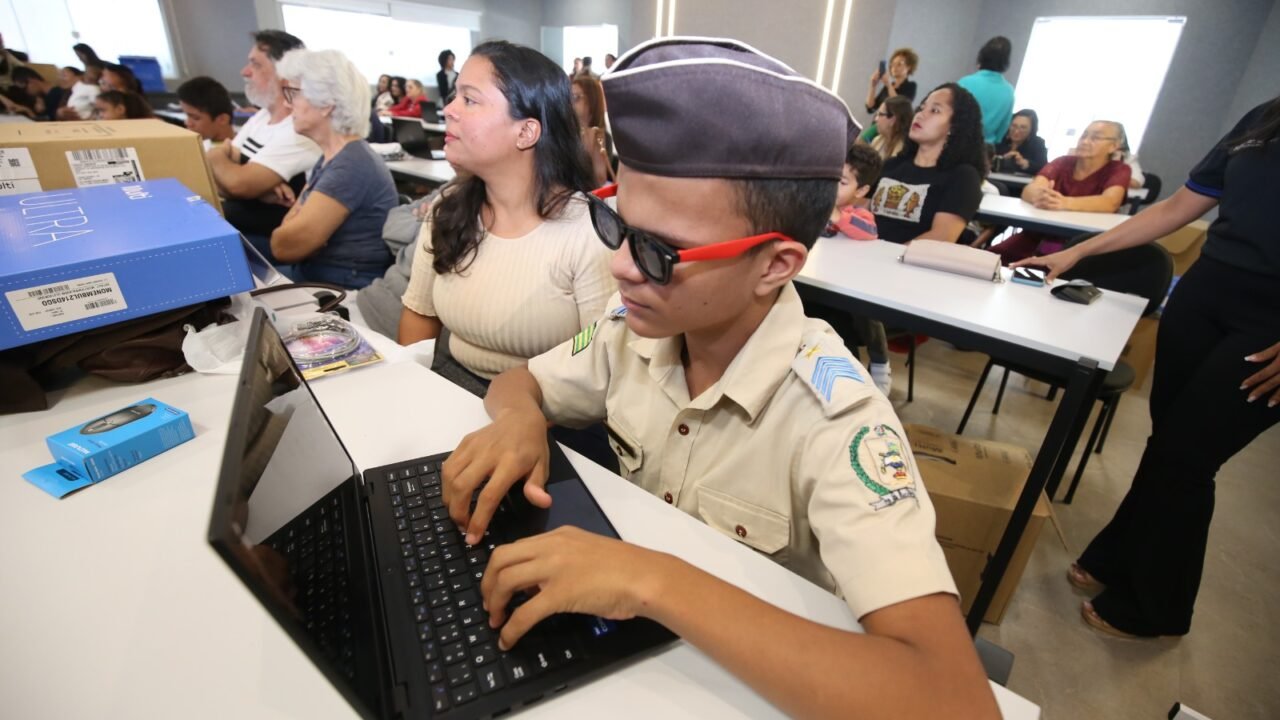 SEDUC_ENTREGA_DE_NOTEBOOKS_ADAPTADOS_A_ESTUDANTES_COM_DEFICIENCIA_VISUAL2