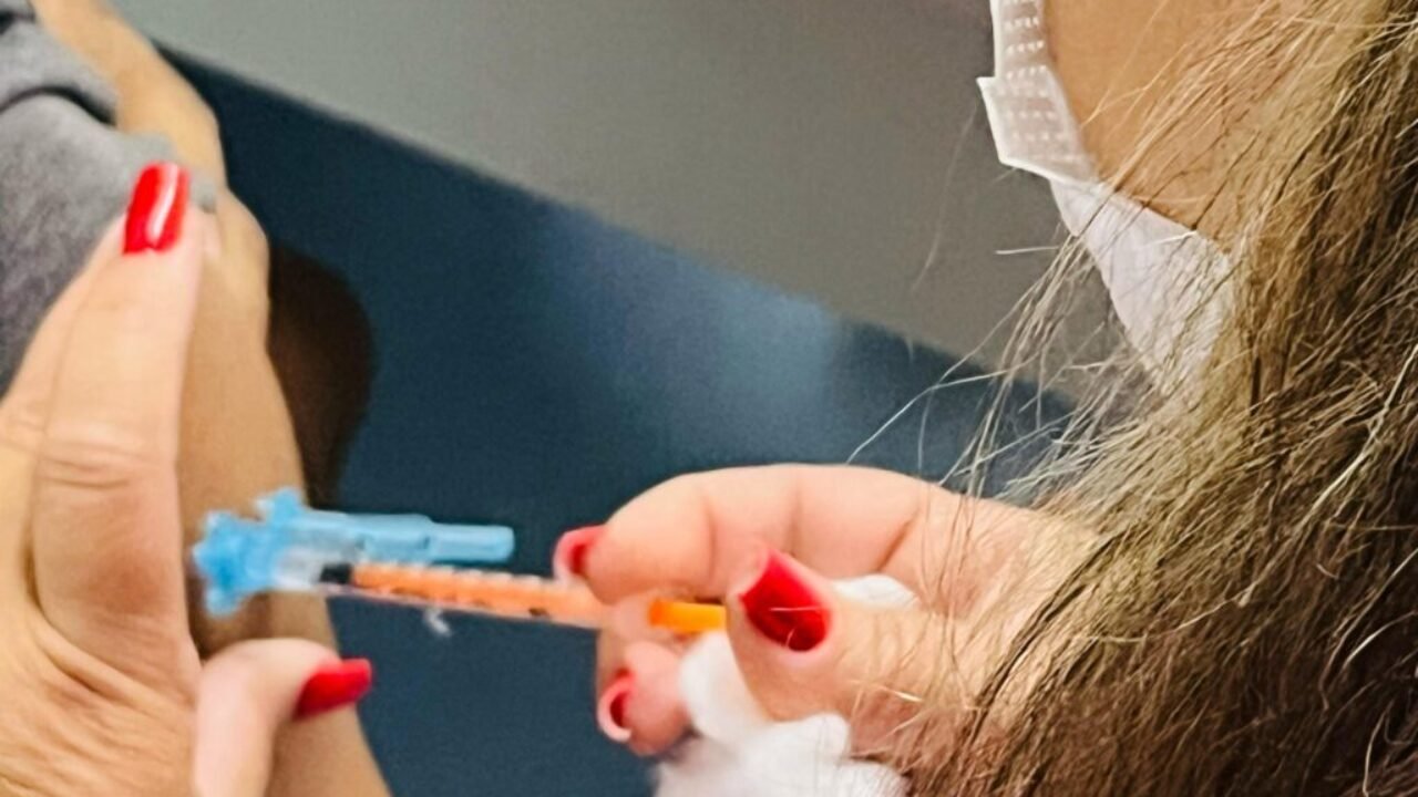 SES_MENINGITE_ADULTO_SENDO_VACINADO_ESTER_SILVA_E_IRON_BRAZ-1024x934