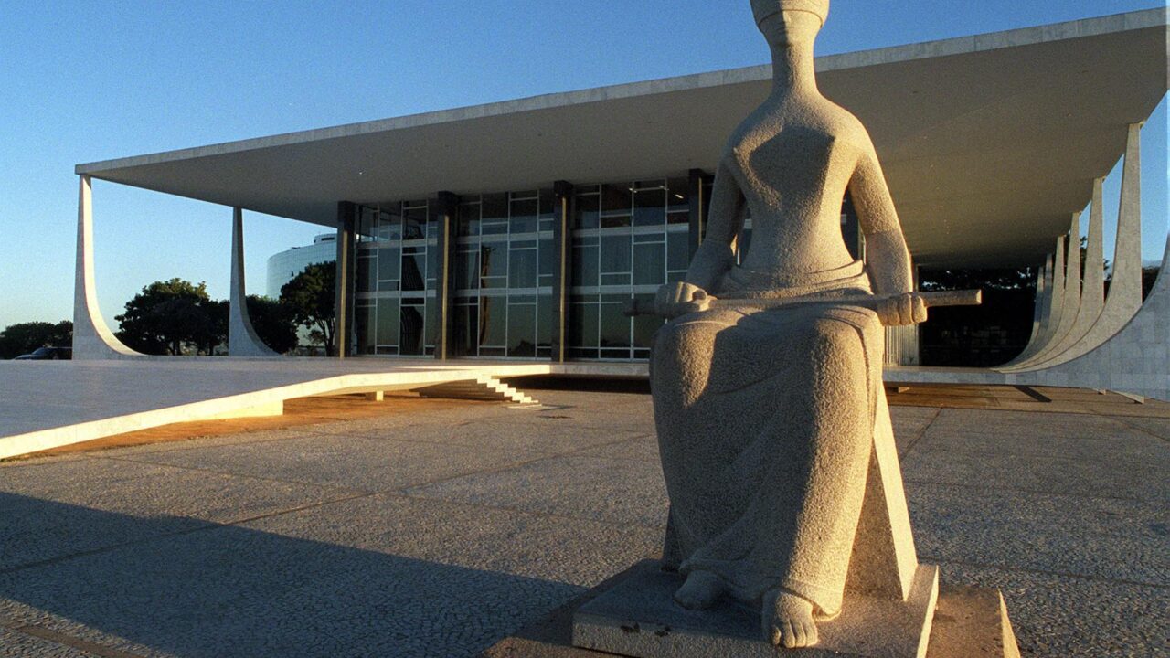 DF - TURISMO/DF - VARIEDADES - Estátua da Justiça em frente ao prédio do Supremo Tribunal Federal (STF), na Praça dos Três Poderes, em Brasília (DF).   15/08/2003 - Foto: JOSÉ PAULO LACERDA/AGÊNCIA ESTADO/AE