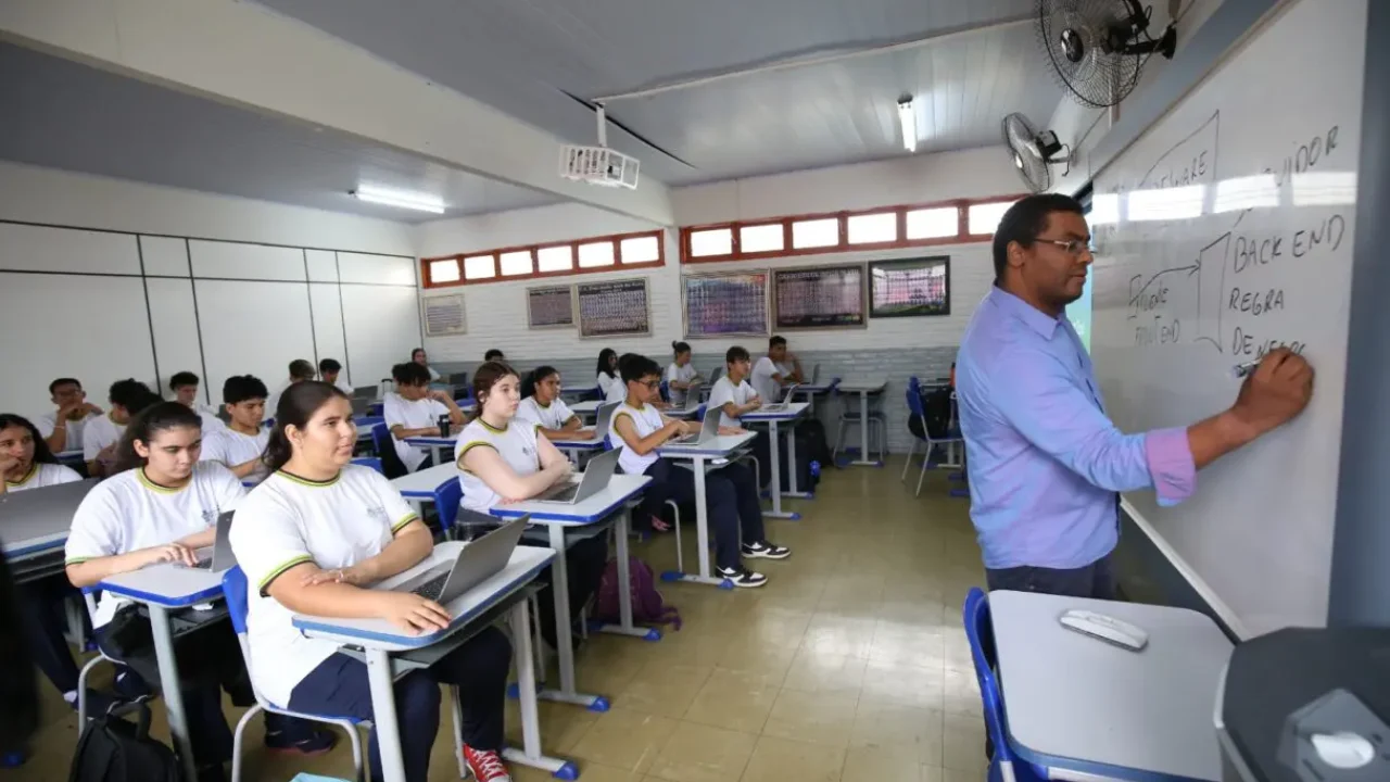 Sala-de-aula-vagas-cursos-tecnicos-Foto-Seduc-1215x809.jpg