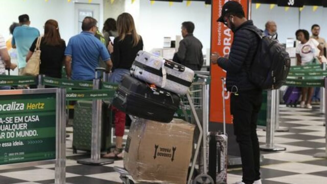 Nova regra relativa ao tamanho da bagagem de mão, que não pode exceder 55 centímetros de altura, 35 de largura e 25 de profundidade, já está em vigor no Aeroporto de Congonhas, em São Paulo.