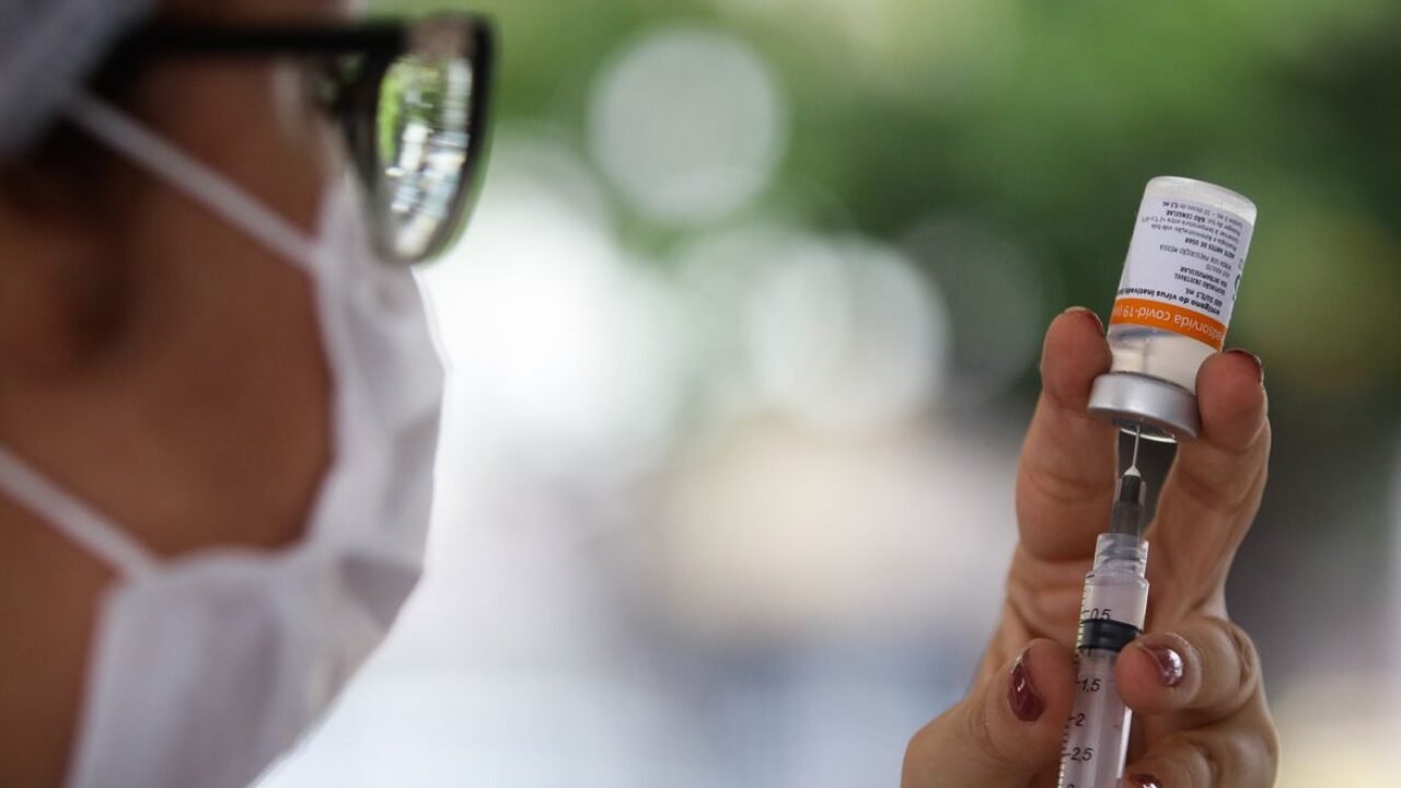 Vacinação drive thru na Universidade Estadual do Rio de Janeiro (UERJ), zona norte do Rio. A cidade do Rio de Janeiro retoma hoje (25) sua campanha de aplicação da primeira dose da vacina contra a covid-19 em idosos da população em geral. Hoje serão vacinados os idosos com 82 anos.