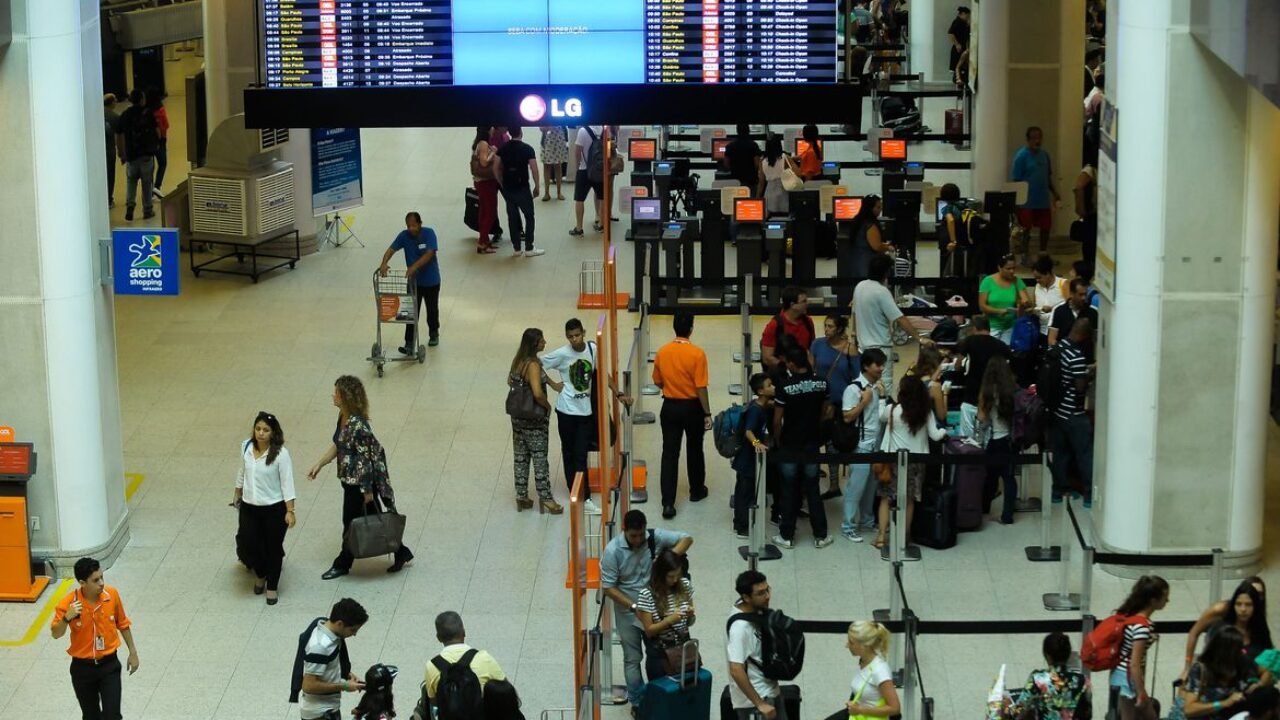 Rio de Janeiro - Os sindicatos dos aeroviários e dos aeronautas paralisaram as atividades, por duas horas, de 6 às 8, em diversos aeroportos do país. No saguão do aeroporto Santos Dumont o movimento já está normalizado, mas alguns vôos permanecem atrasados (Tânia Rêgo/Agência Brasil)