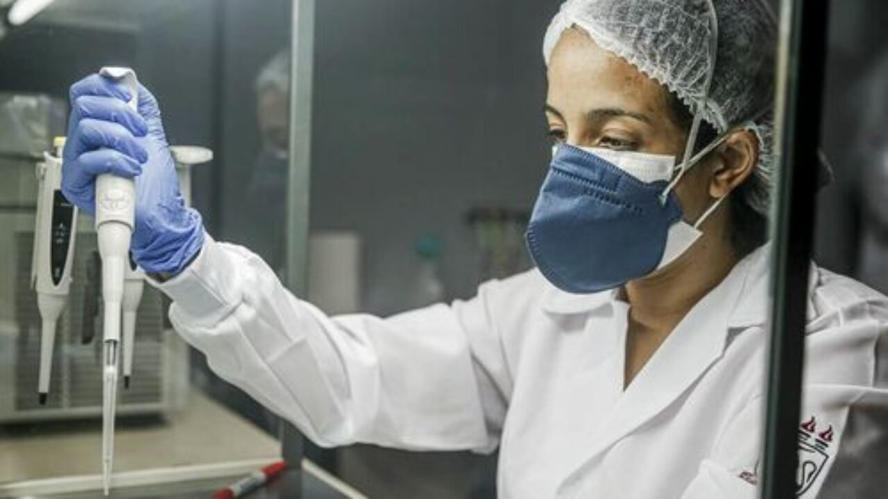 Profissional prepara amostra para realizar exame de covid-19.