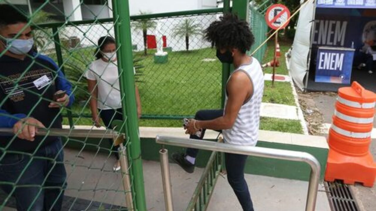 Participantes do Exame Nacional do Ensino Médio (Enem) 2021 fazem, neste domingo (28), segundo dia de avaliação, provas de matemática e de ciência da natureza.