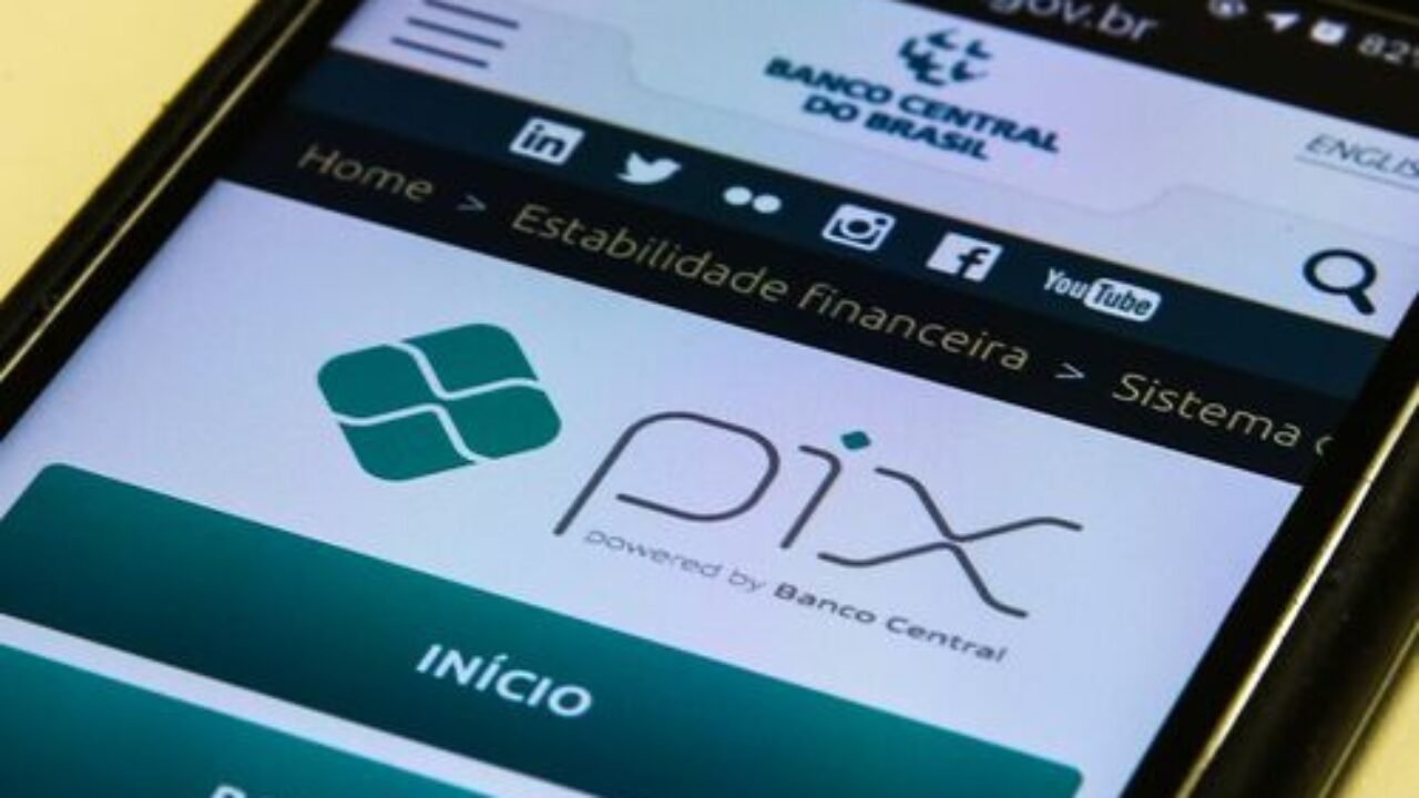 Pix é o pagamento instantâneo brasileiro. O meio de pagamento criado pelo Banco Central (BC) em que os recursos são transferidos entre contas em poucos segundos, a qualquer hora ou dia. É prático, rápido e seguro.