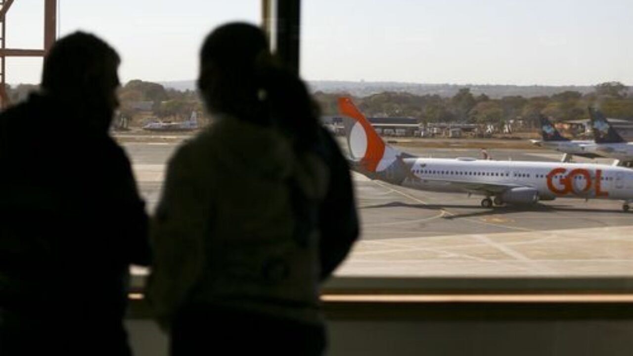 Movimentação de aviões comerciais no aeroporto de Brasília.