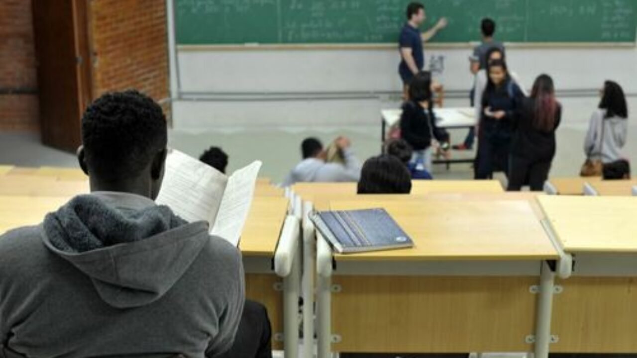 UnB foi a primeira universidade federal a adotar sistema de cotas raciais


UnB reserva vagas para negros desde o vestibular de 2004


Percentual de negros com diploma cresceu quase quatro vezes desde 2000, segundo IBGE