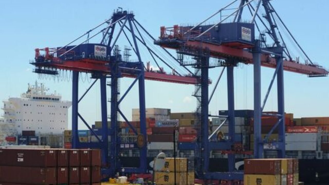 Rio de Janeiro - Os trabalhadores dos portos do Rio integram a paralisação nacional de seis horas, que começou às 7 h de hoje (24). Os portuários reivindicam melhorias no plano de carreira (Tânia Rêgo/Agência Brasil)