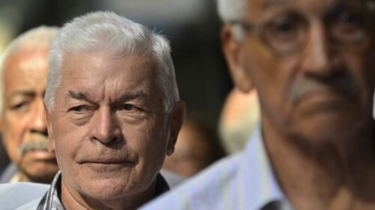 Aeronautas, aeroviários aposentados, e pensionistas do Fundo Aerus, que reúne ex-trabalhadores das extintas Varig e Transbrasil, protestam na Advocacia Geral da União (Fernando Frazão/Agência Brasil)