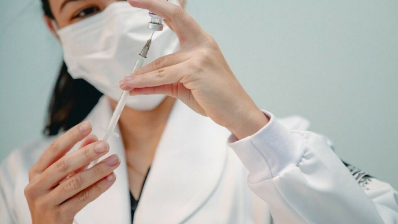 b827bc94-industria-farmaceutica-faz-acordo-com-trabalhadores-para-exigir-comprovante-de-vacina-960x640