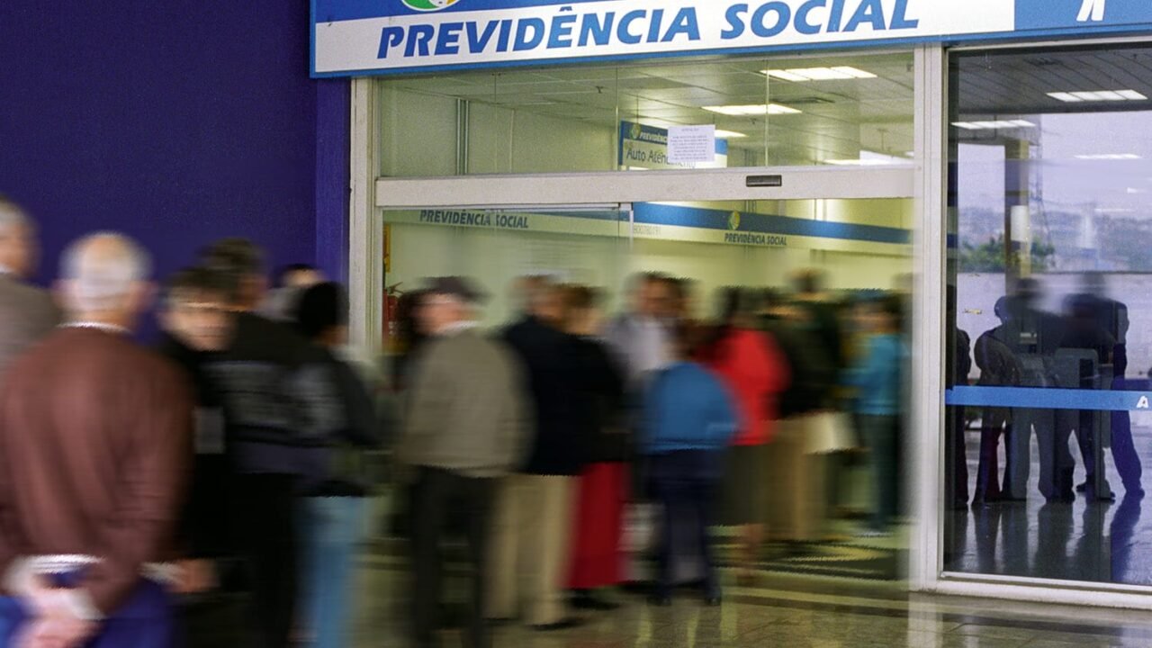 Fila em posto do INSS - Sao Paulo, SP, 03.06.2004 - Foto: Gustavo Roth/Folha Imagem