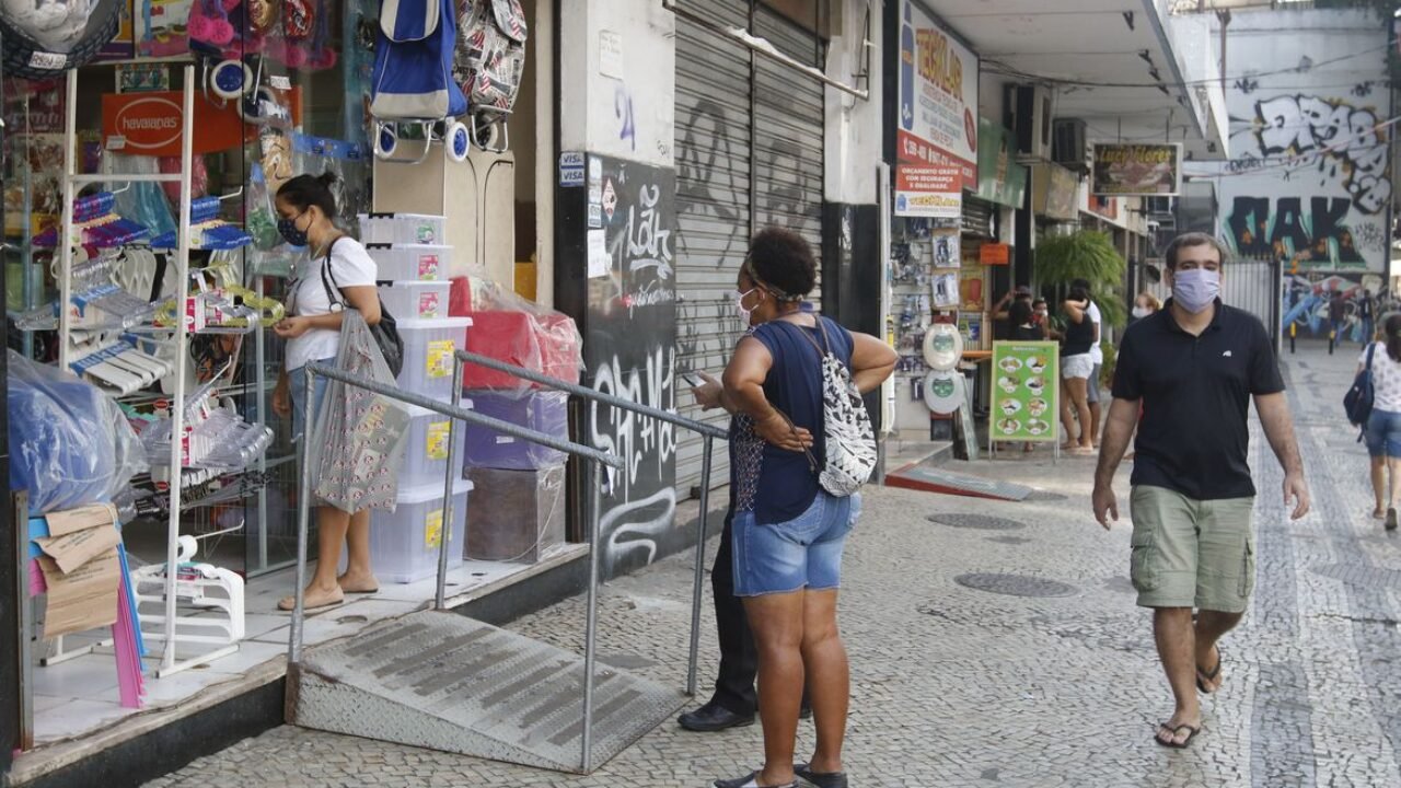 Rio de Janeiro - Lojas de rua na Tijuca funcionam em reabertura antecipada do comércio pela Prefeitura, com flexibilização das medidas de isolamento social pela pandemia do novo coronavírus (covid-19). (Fernando Frazão/Agência Brasil)