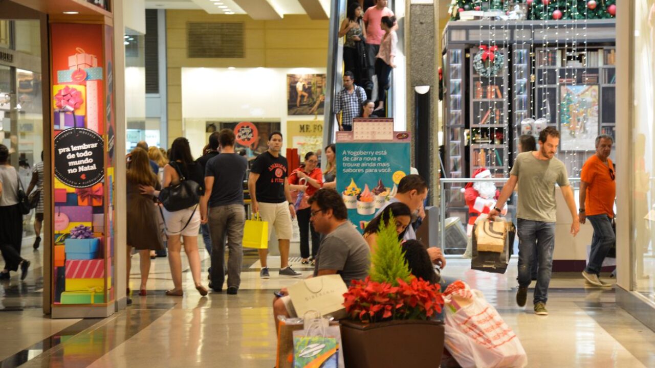 Shopping no centro de Brasília tem movimento intenso no último fim de semana antes do Natal