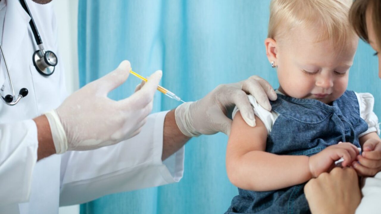 crianca-tomando-vacina