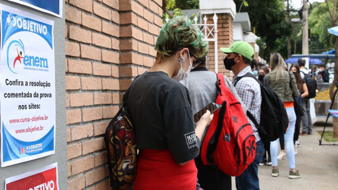 São Paulo - Estudantes esperam a abertura dos portões no primeiro dia de provas do Exame Nacional do Ensino Médio - Enem, na Universidade Presbiteriana Mackenzie.