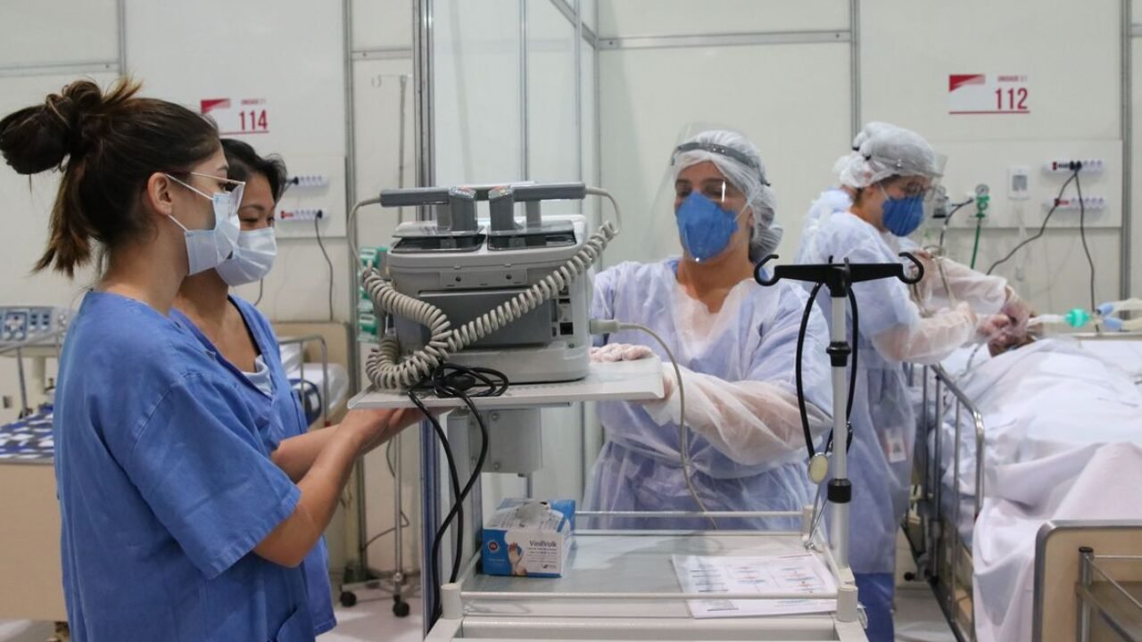 Médicos fazem treinamento no hospital de campanha para tratamento de covid-19 do Complexo Esportivo do Ibirapuera.