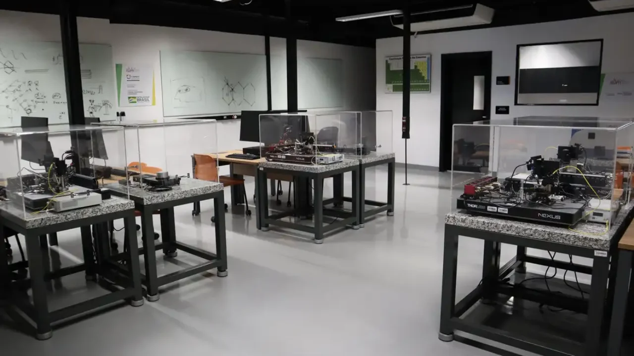 foto_5_-_faculdade_inovadora_-_laboratorio