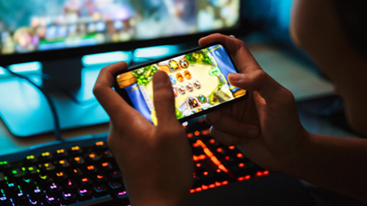 game_celular_app-cred-Dean-Drobot-shutterstock