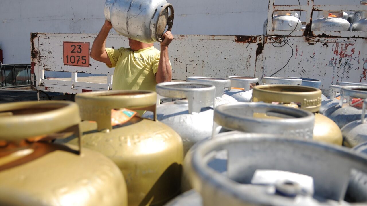 Gás de cozinha puxa a inflação de setembro em Brasília 
Cruzeiro, Brasília, DF, Brasil 13/10/2015 Foto: Pedro Ventura/Agência Brasília
 
Com variação de 19,23% no valor do botijão, o gás de cozinha contribuiu diretamente para o aumento da inflação no Distrito Federal em setembro.